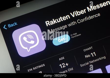 OSTRAVA, TSCHECHIEN - 27. JULI 2024: Apple App Store mit Rakuten Viber Mobile App wird auf dem iPhone Smartphone installiert Stockfoto