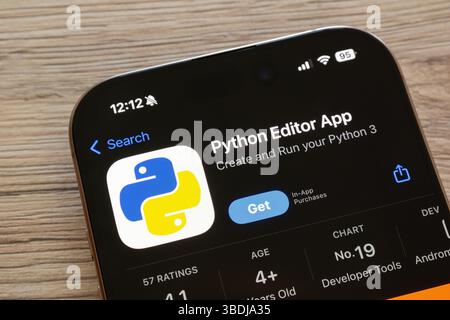 OSTRAVA, TSCHECHIEN – 19. JANUAR 2025: Apple App Store mit Python Editor App App App App zum Programmieren Stockfoto