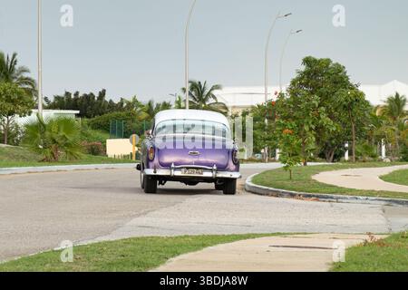 VARADERO, KUBA - 31. AUGUST 2023: Rückansicht des lila Chevrolet Belair 1954 in Varadero, Kuba Stockfoto