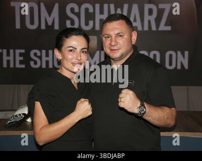 Promoter Burim Sylejmani und Frau Gentiane Sylejmani aus Magdeburg Boxstall Fides Sports bei der Pressekonferenz der SHOW MUSS weiter III Stockfoto