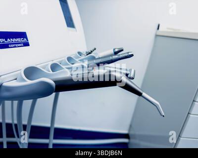 Paris, Frankreich - 26. Februar 2024: Nahaufnahme einer Dentaleinheit mit mehreren Handstücken, die an einem Planmeca Compact System befestigt sind, in einer sauberen klinischen Umgebung Stockfoto