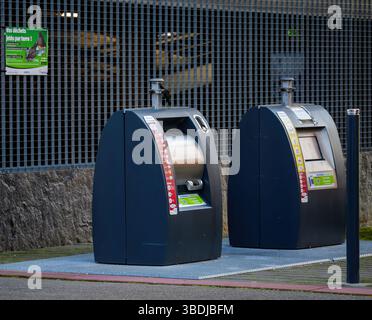 Straßburg, Frankreich - 18. Februar 2025: Zwei moderne unterirdische Abfallentsorgungsbehälter für Recycling und allgemeine Abfälle stehen auf einer Metallplattform in der Nähe eines g Stockfoto
