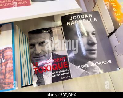Paris, Frankreich - 4. April 2025: Eine Ausstellung politischer Bücher mit Emmanuel Macron und Jordan Bardella, die nebeneinander auf einem Tisch in einem französischen bo platziert wurden Stockfoto
