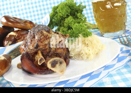 Schweinehaxe mit Brezeln und Bier Stockfoto