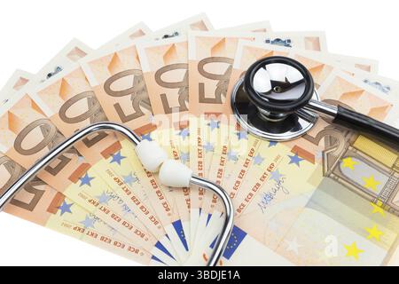 Professionelle Stethoskop liegen auf Haufen von Euro-Banknoten, die isoliert auf weißem Hintergrund Stockfoto