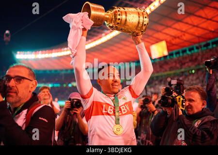 Berlin, Deutschland. Mai 2025. Jamie Leweling, VFB 18 feiern mit Trophäe und Fans bei der Siegerzeremonie des DFB-Pokals, der Deutschen Fußball-Trophäe des Spiels zwischen VFB STUTTGART und DSC ARMINIA BIELEFELD am 24. Mai 2025 in Berlin. Fotograf: ddp Images/STAR-Images Credit: ddp Media GmbH/Alamy Live News Stockfoto
