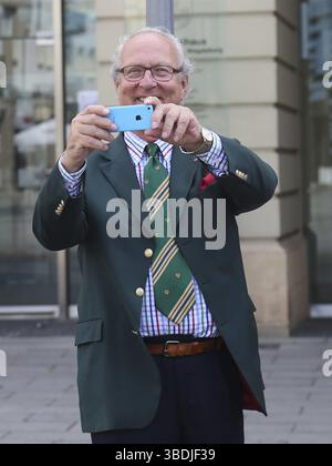 Eduard Prinz von Anhalt macht ein Selfie in der Landeshauptstadt Magdeburg beim Empfang zum 110-jährigen Jubiläum des Magdeburger Rennclubs mit mag Stockfoto