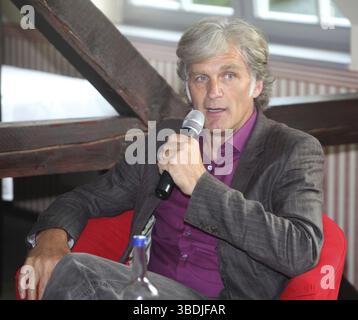 Der deutsche Schauspieler und Filmproduzent Walter Sittler spricht im Gespräch Stockfoto