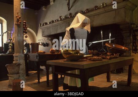 Frau in der Küche, Museum Hotel Dieu, Beaune, Cote d'Or, Burgund, Frankreich, Figur einer Frau in der Küche, Museum Hotel Dieu, Beaune, Cote d'Or Stockfoto