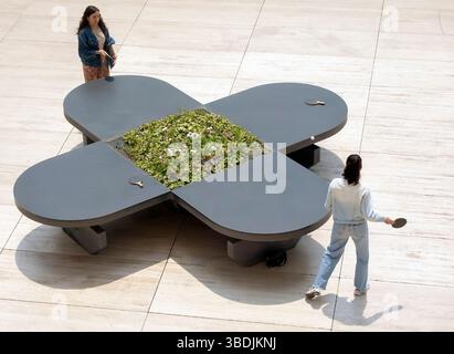 Zwei Frauen spielen mit Tischtennisschlägern auf einer Kunstinstallation von Gabriel orozco im Jumex Museum in Mexiko, Stadt. Mexiko Stockfoto