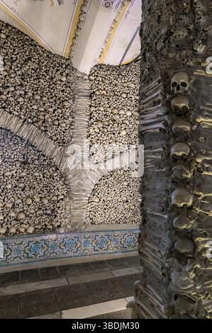 Evora, Portugal - 24. März 2022: Detailansicht der Chapel of the Bones in San Francisco Church in Evora Stockfoto