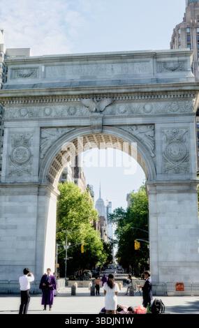 Der Washington Square Arch ist eine Gedenkstätte für die Amtseinführung von George Washington in den Jahren 1789 und 2025 in New York City, USA Stockfoto