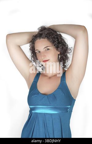 Porträt eines jungen weiblichen Models Mitte 20 mit schwarzem Haar auf weißem Hintergrund Stockfoto