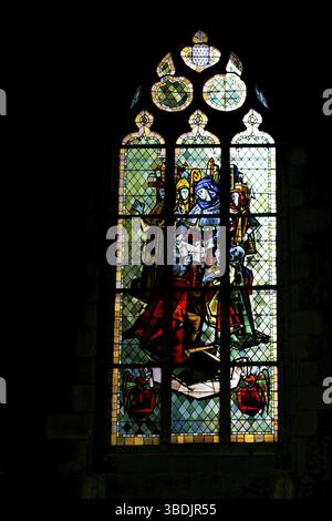 Frankreich - 26. August 2019: Detailansicht der Buntglasfenster in der Kirche Saint Germain in Rennes in Frankreich Stockfoto