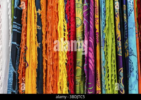 Farbenfrohe Stoffstrukturen, hängend Stockfoto