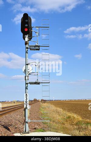 Cortland, Illinois, USA. Ein einsames Signal schützt einen zweigleisigen Abschnitt der Genfer Unterdivision der Union Pacific Railroad im Nordosten von Illinois. Stockfoto