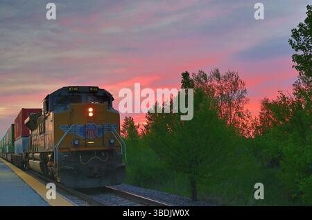 La Fox, Illinois, USA. Ein intermodaler Güterzug der Union Pacific in östlicher Richtung wird für ein rotes Signal angehalten. Stockfoto