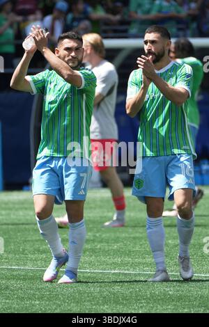 Seattle, Usa. Mai 2025. Der Mittelfeldspieler Cristian Roldan (7) und der Verteidiger Alex Roldan (16) von Seattle Sounders FC zeigen ihre Anerkennung für die Fans nach dem Sieg von Seattle 1-0 gegen den FC Dallas in einem MLS-Spiel im Lumen Field in Seattle, Washington am 24. Mai 2025. (Foto Nate Koppelman/SIPA USA) Credit: SIPA USA/Alamy Live News Stockfoto