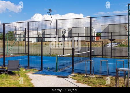 Leerer Padel Tennisschläger Sportplatz draußen in einer Stadt Stockfoto