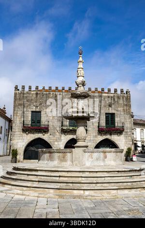 Historischer Brunnen, erbaut 1559 aus Granitstein, in Viana do Castelo, Portugal Stockfoto