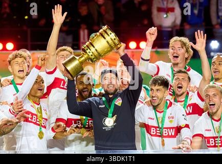 Team VFB mit Sebastian Hoeness, VFB-Cheftrainer, Jamie Leweling, VFB 18 Nick Woltemade, VFB 11Pascal STENZEL, VFB 15 feiern mit Trophäe während der Siegerzeremonie des DFB-Pokals, der Deutschen Fußball-Trophäe des Spiels zwischen VFB STUTTGART und DSC ARMINIA BIELEFELD am 24. Mai 2025 in Berlin. Fotograf: Peter Schatz Stockfoto