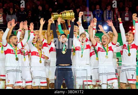 Team VFB mit Sebastian Hoeness, VFB-Cheftrainer, Ermedin Demirovic, VFB 9 Jamie Leweling, VFB 18 Nick Woltemade, VFB 11Pascal STENZEL, VFB 15 Deniz Undav, VFB 26 feiern mit Trophäe während der Siegerzeremonie des Finale DFB-Pokals, Deutsche Fußball-Trophäe des Spiels zwischen VFB STUTTGART - DSC ARMINIA BIELEFELD am 24. Mai 2025 in Berlin. Fotograf: Peter Schatz Stockfoto