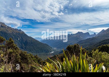 Blick hinunter auf das Tal und den Fluss von hoch oben auf dem Key Summit Trail Stockfoto