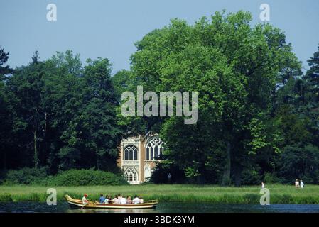 Besucher im Ruderboot auf See im Gotischen Haus im Worlitzer Park, Dessau, Sachsen-Anhalt, Besucher im Ruderboot auf See vor dem gotischen Haus in Wi¿½ Stockfoto
