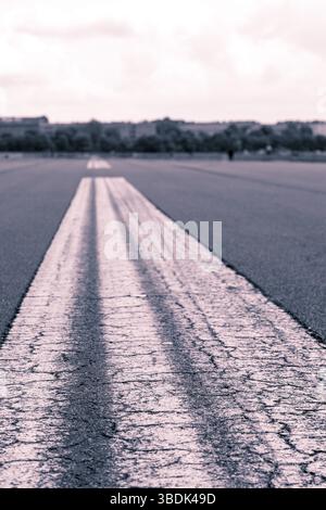 Wurms Eye Vintage Shoot einer Straßenmarkierung auf einer Landebahn Stockfoto