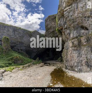 Ein Blick auf die berühmte Smoo Cave an der Küste des nordwestlichen schottischen Higlands Stockfoto