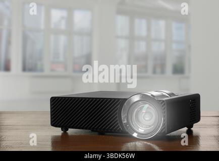 Moderner Videoprojektor auf Holztisch im Zimmer Stockfoto