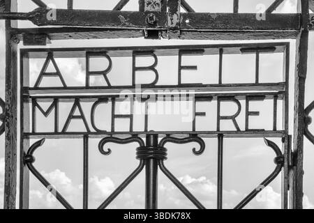 Deutschland - 16. September 2020: Blick auf das historische Eingangstor im Konzentrationslager Dachau bei München Stockfoto