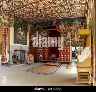 Stirling, Großbritannien - 20. Juni 2022: Innenansicht der Nachbildung der Queen's Inner Hall und des Thrones im Stirling Castle Stockfoto