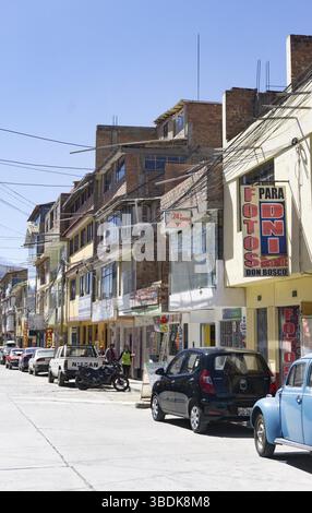 Peru: 16. Juni 2016: Blick auf eine leere Straße in der Stadt Huaraz in den Anden von Peru Stockfoto