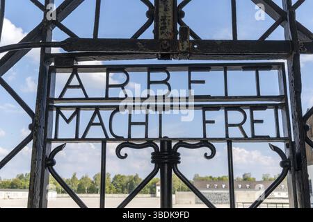 Deutschland - 16. September 2020: Blick auf das historische Eingangstor im Konzentrationslager Dachau bei München Stockfoto