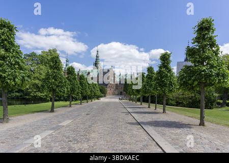 Hillerod, Dänemark - 16. Juni 2021: Lange Allee, die zum Schloss Frederiksborg in Hillerod führt Stockfoto