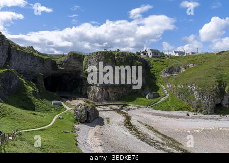 Ein Blick auf die berühmte Smoo Cave an der Küste des nordwestlichen schottischen Higlands Stockfoto