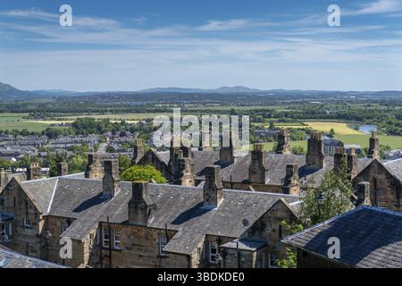 Stirling, Großbritannien - 20. Juni 2022: Blick auf die Dächer und Steinkamine typischer Molkhäuser in der Altstadt von Stirling Stockfoto