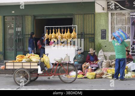 Peru: 11. Juni 2016: Horizontale Ansicht der indigenen Bauern-Frauen, die ihr Obst und Gemüse auf den Straßen von Huaraz verkaufen Stockfoto