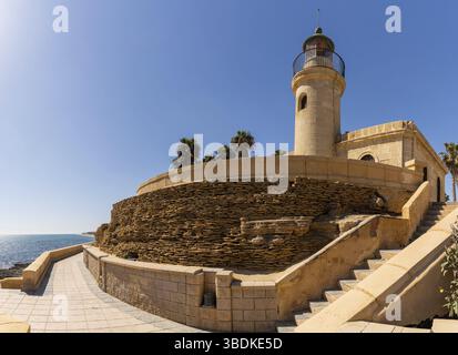 Roquetas de Mar, Spanien - 2. März 2022: Blick auf den Leuchtturm von Roquetas de Mar an der Küste Andalusiens Stockfoto
