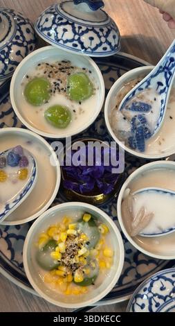 Lebendige und farbenfrohe traditionelle thailändische Küche serviert in authentischen Gerichten, die lokale Kultur und kulinarische Kunst hervorheben. Stockfoto