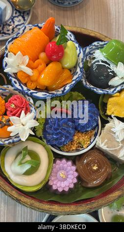 Lebendige und farbenfrohe traditionelle thailändische Küche serviert in authentischen Gerichten, die lokale Kultur und kulinarische Kunst hervorheben. Stockfoto