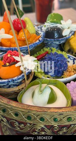 Lebendige und farbenfrohe traditionelle thailändische Küche serviert in authentischen Gerichten, die lokale Kultur und kulinarische Kunst hervorheben. Stockfoto