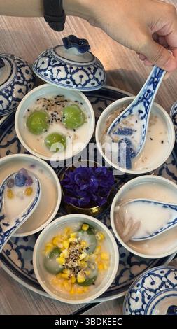 Lebendige und farbenfrohe traditionelle thailändische Küche serviert in authentischen Gerichten, die lokale Kultur und kulinarische Kunst hervorheben. Stockfoto