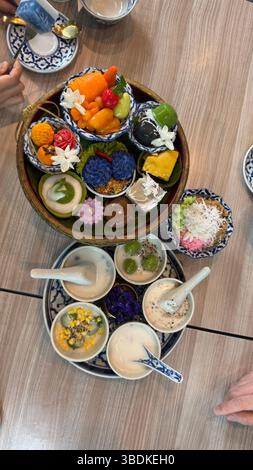 Lebendige und farbenfrohe traditionelle thailändische Küche serviert in authentischen Gerichten, die lokale Kultur und kulinarische Kunst hervorheben. Stockfoto