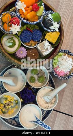 Lebendige und farbenfrohe traditionelle thailändische Küche serviert in authentischen Gerichten, die lokale Kultur und kulinarische Kunst hervorheben. Stockfoto