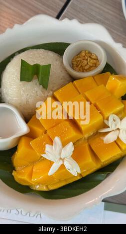 Lebendige und farbenfrohe traditionelle thailändische Küche serviert in authentischen Gerichten, die lokale Kultur und kulinarische Kunst hervorheben. Stockfoto