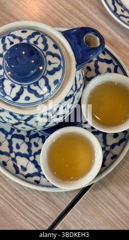 Lebendige und farbenfrohe traditionelle thailändische Küche serviert in authentischen Gerichten, die lokale Kultur und kulinarische Kunst hervorheben. Stockfoto