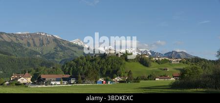 Schweiz - 31. Mai 2019: Panoramablick auf die historische Burg und das Dorf Gruyeres mit Berglandschaft Stockfoto