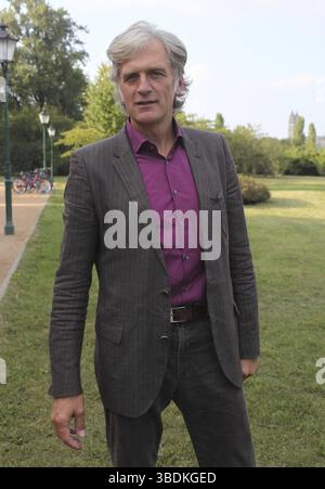 Der deutsche Schauspieler und Filmproduzent Walter Sittler spricht im Gespräch Stockfoto